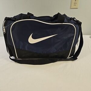 Nike Duffle Gym Bag Medium Size Navy Blue Adjustable Shoulder Strap